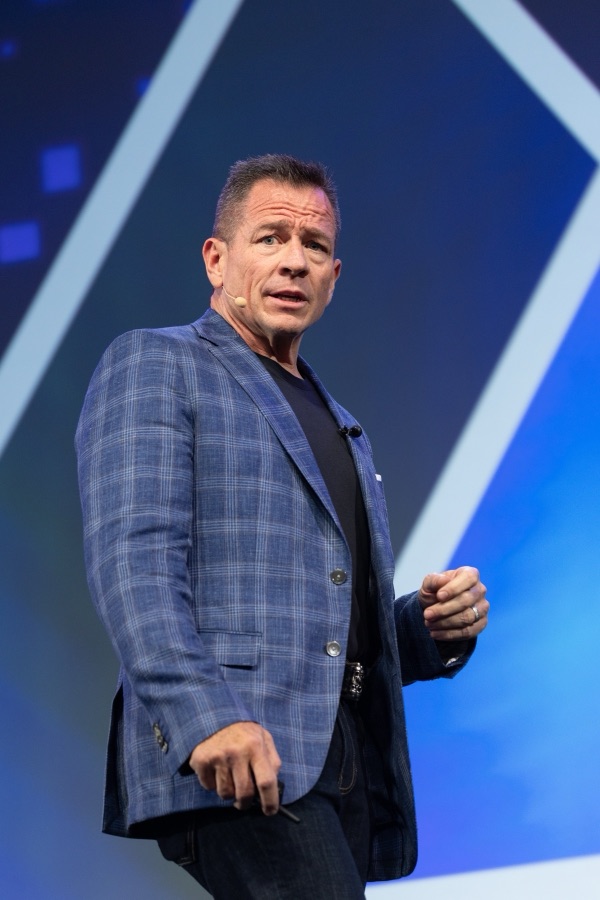 Aaron Cuha teaching on stage at Tom Ferry Success Summit